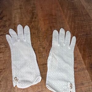 Elegant White Lace Gloves